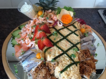 zalm salade gegarneerd met diverse vis soorten 